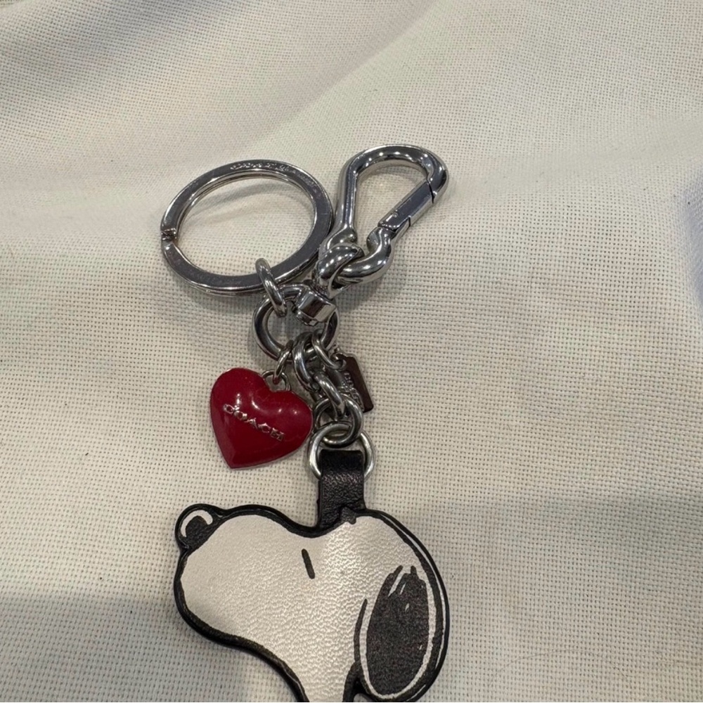 Limited Edition Coach Peanut Snoopy Dog Keychain w/Red Heart Charm Released 2014 - Picture 2 of 6